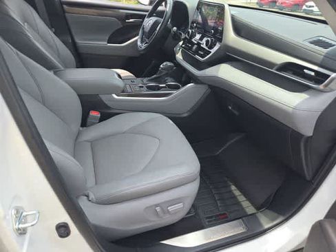Used 2021 Toyota Highlander Limited FWD image 21