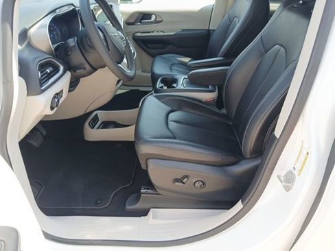 Used 2024 Chrysler Pacifica Touring-L FWD image 28