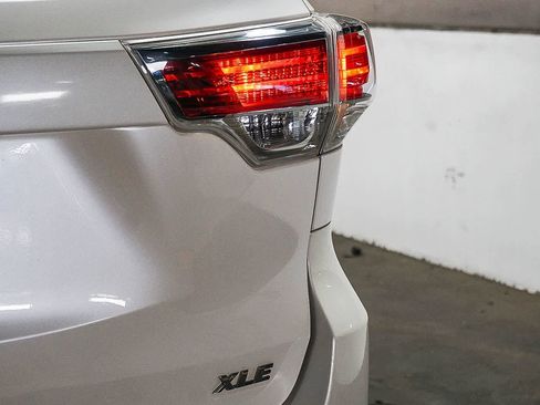 Used 2015 Toyota Highlander XLE FWD image 12