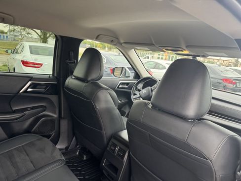 Used 2022 Mitsubishi Outlander SE image 16