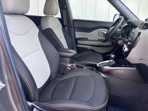 Used 2016 Kia Soul + FWD image 15