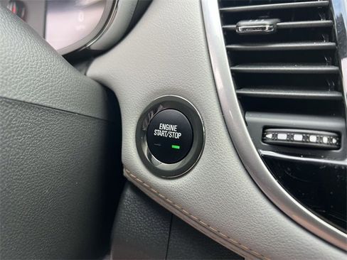 Used 2022 Chevrolet Trax LT w/ LT Convenience Package image 16