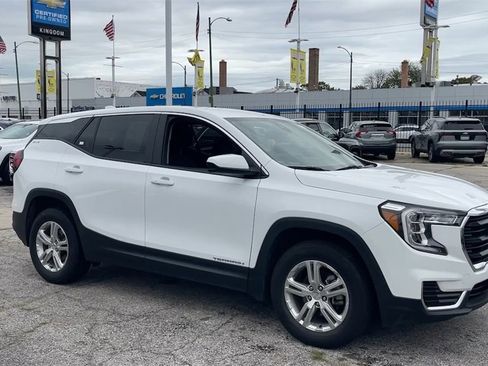 Used 2024 GMC Terrain SLE image 3