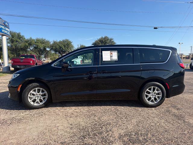 Used 2024 Chrysler Pacifica Touring-L FWD image 4