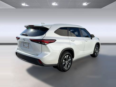 Certified 2025 Toyota Highlander XLE FWD image 9