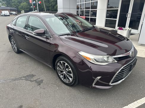 Used 2017 Toyota Avalon XLE w/ Carpet Mat Package FWD image 2