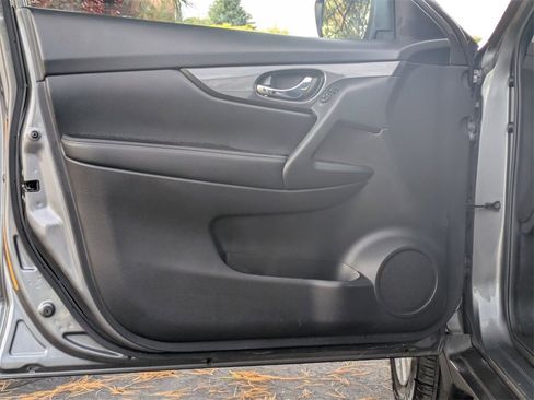 Used 2017 Nissan Rogue S image 11