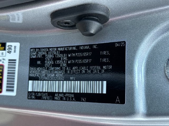 Used 2025 Toyota Sienna XLE FWD image 38