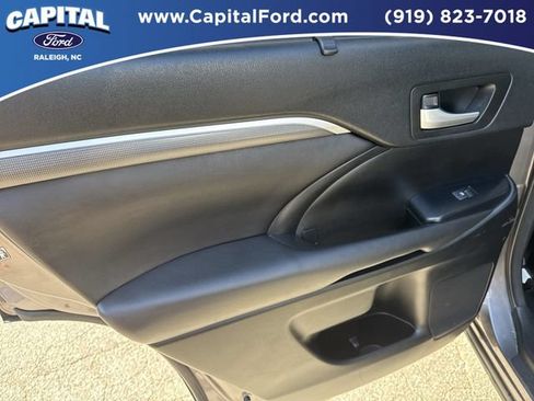 Used 2017 Toyota Highlander SE FWD image 17