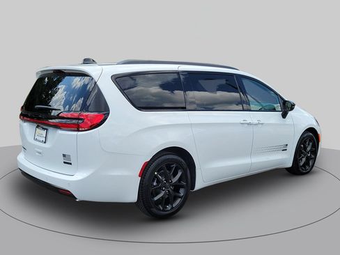 New 2027 Chrysler Pacifica Select FWD image 3