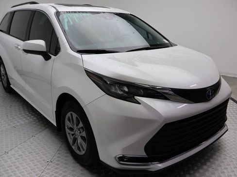 Used 2024 Toyota Sienna XLE image 6