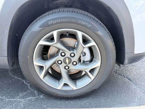 Used 2024 Chevrolet Trax LT w/ LT Convenience Package FWD image 32