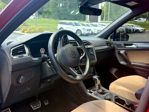 Used 2024 Volkswagen Tiguan SE R-Line AWD/4WD image 10