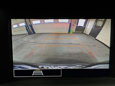 Used 2024 GMC Terrain SLE w/ Driver Convenience Package image 28