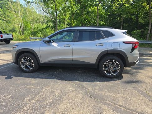 Used 2025 Chevrolet Trax LT FWD image 8