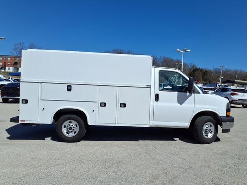 New 2025 GMC Savana 3500 w/ Power Convenience Package image 21
