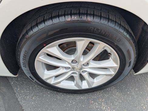 Used 2017 Chevrolet Malibu LT w/ Leather Package FWD image 9