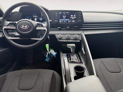 Certified 2025 Hyundai Elantra SE image 10
