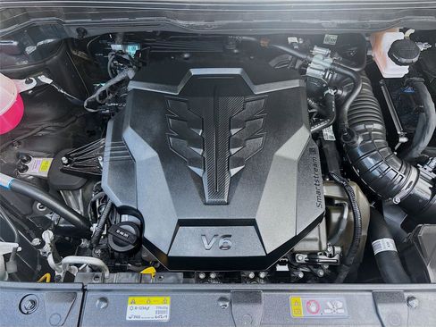 Used 2025 Kia Carnival FWD image 32
