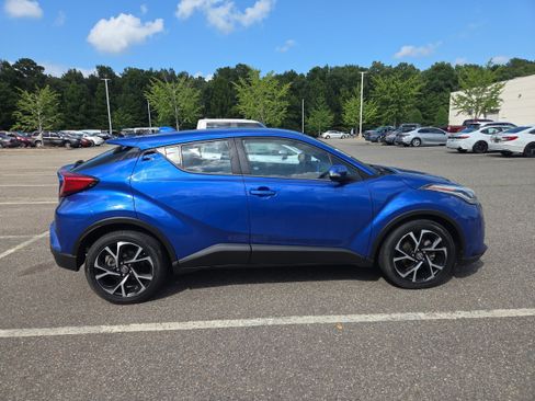 Used 2021 Toyota C-HR XLE FWD image 2