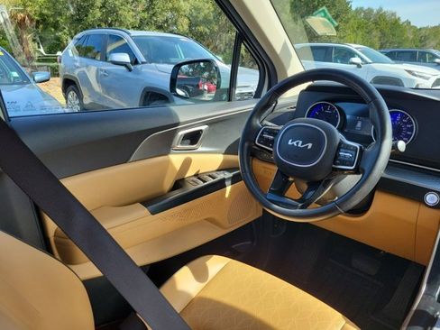 Used 2024 Kia Carnival LX image 7