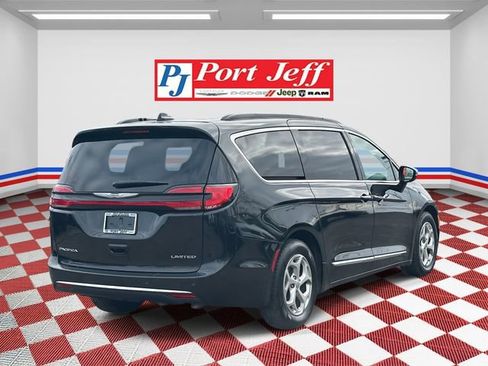 Used 2023 Chrysler Pacifica Limited image 4