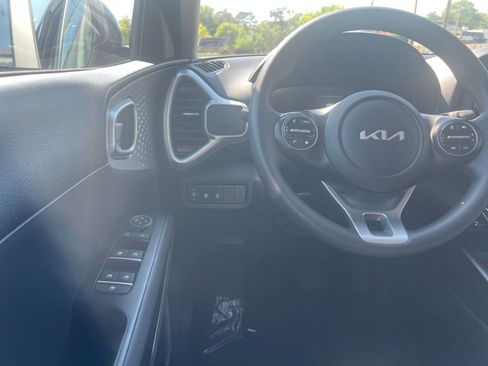Used 2025 Kia Soul LX w/ LX Technology Package FWD image 32