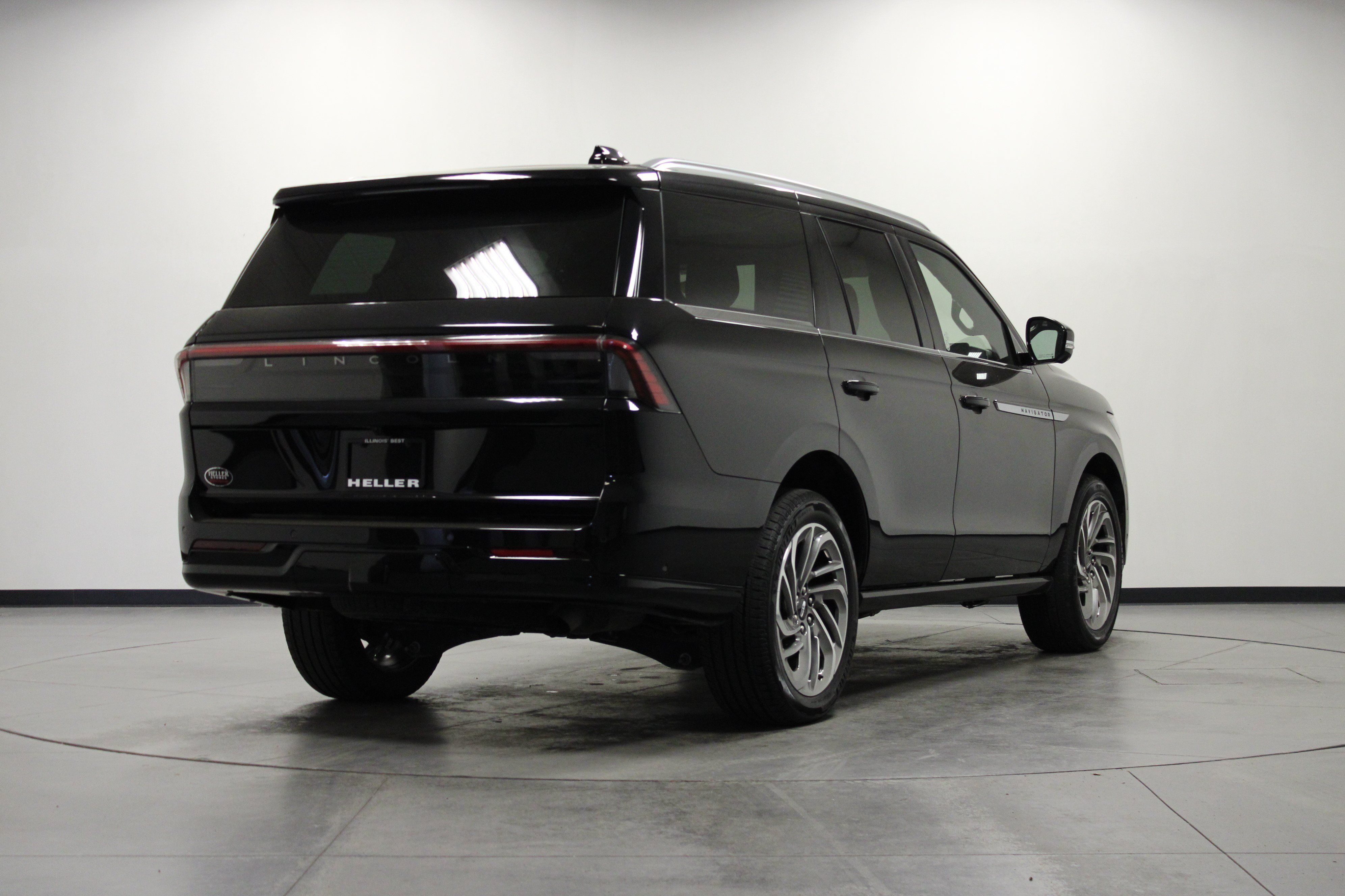 Used 2025 Lincoln Navigator Reserve AWD/4WD image 4