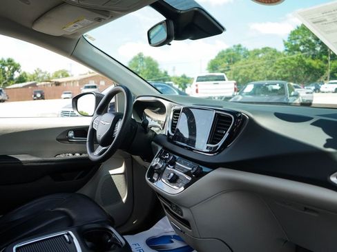 Used 2023 Chrysler Pacifica Touring-L FWD image 13