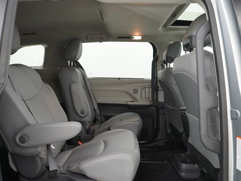 Used 2021 Toyota Sienna XLE AWD/4WD image 12
