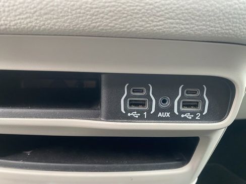 Used 2023 Chrysler Pacifica Touring-L image 22