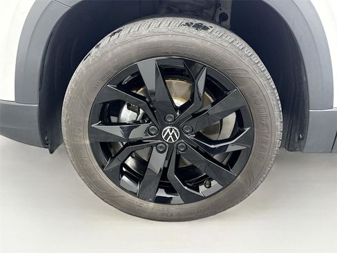 Used 2024 Volkswagen Taos SE w/ Panoramic Sunroof Package image 28