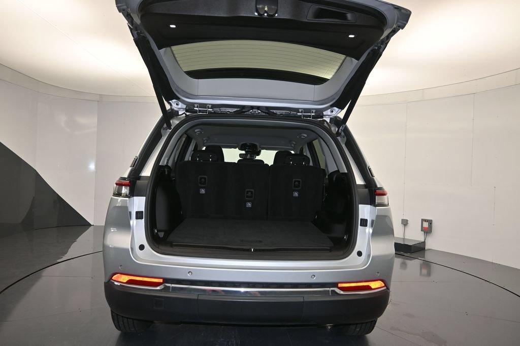 Used 2023 Jeep Grand Cherokee Laredo w/ Luxury Tech Group I AWD/4WD image 24