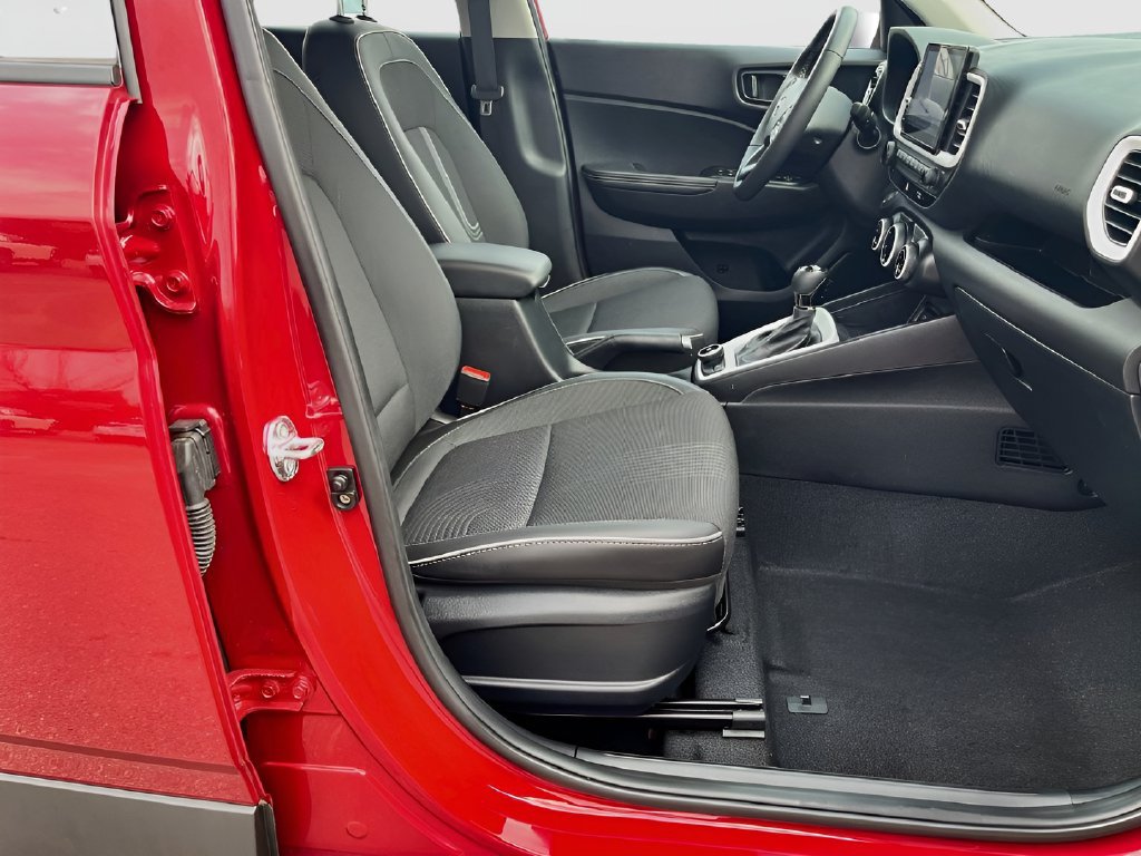 Used 2025 Hyundai Venue Limited FWD image 28