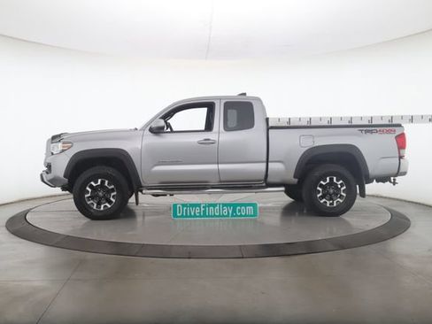 Used 2017 Toyota Tacoma SR5 AWD/4WD image 9