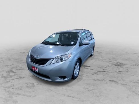Used 2011 Toyota Sienna LE w/ Towing Pkg FWD image 6