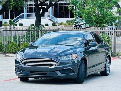 Used 2017 Ford Fusion SE FWD image 3