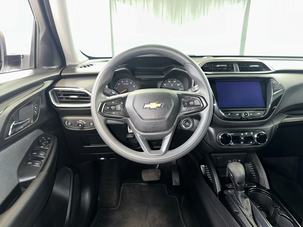Used 2021 Chevrolet TrailBlazer LT w/ Convenience Package FWD image 2