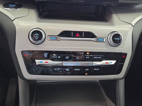 Used 2023 Ford Explorer XLT AWD/4WD image 25