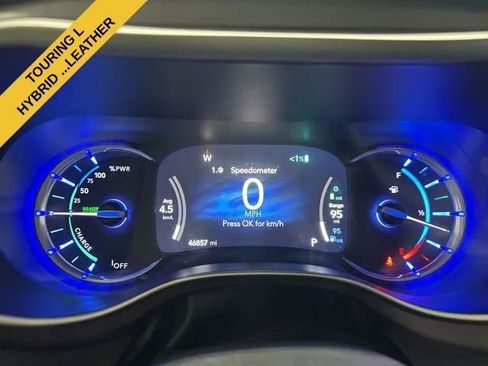 Used 2023 Chrysler Pacifica Touring-L FWD image 16