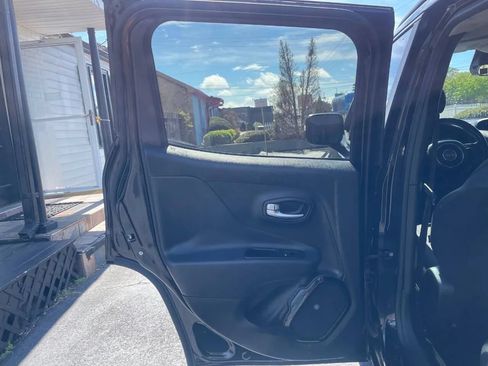 Used 2019 Jeep Renegade Altitude w/ Quick Order Package 2XM FWD image 23