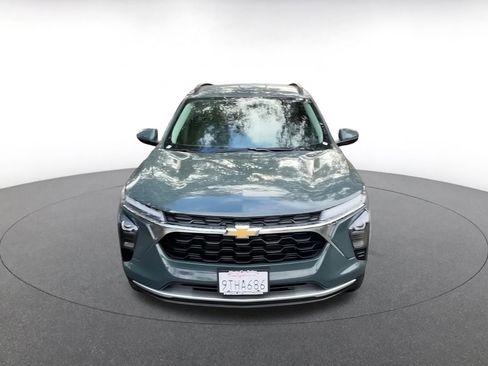Used 2025 Chevrolet Trax LT w/ LT Convenience Package image 4