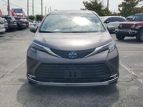 Used 2024 Toyota Sienna XLE FWD image 2