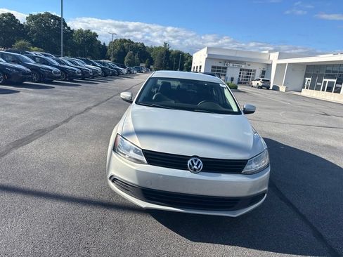 Used 2011 Volkswagen Jetta SE FWD image 2