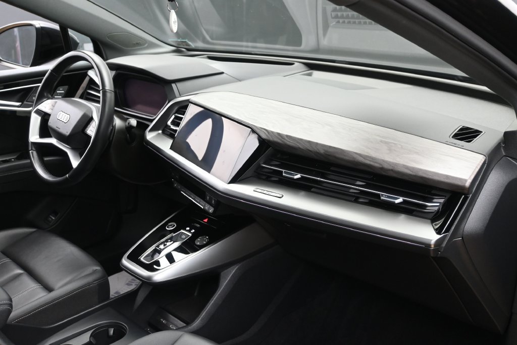 Used 2024 Audi Q4 e-tron Prestige AWD/4WD image 27