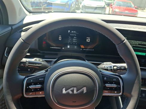 New 2026 Kia Carnival EX FWD image 11