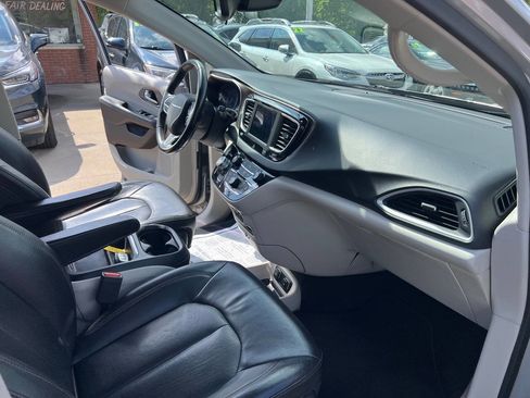 Used 2018 Chrysler Pacifica Touring-L FWD image 21