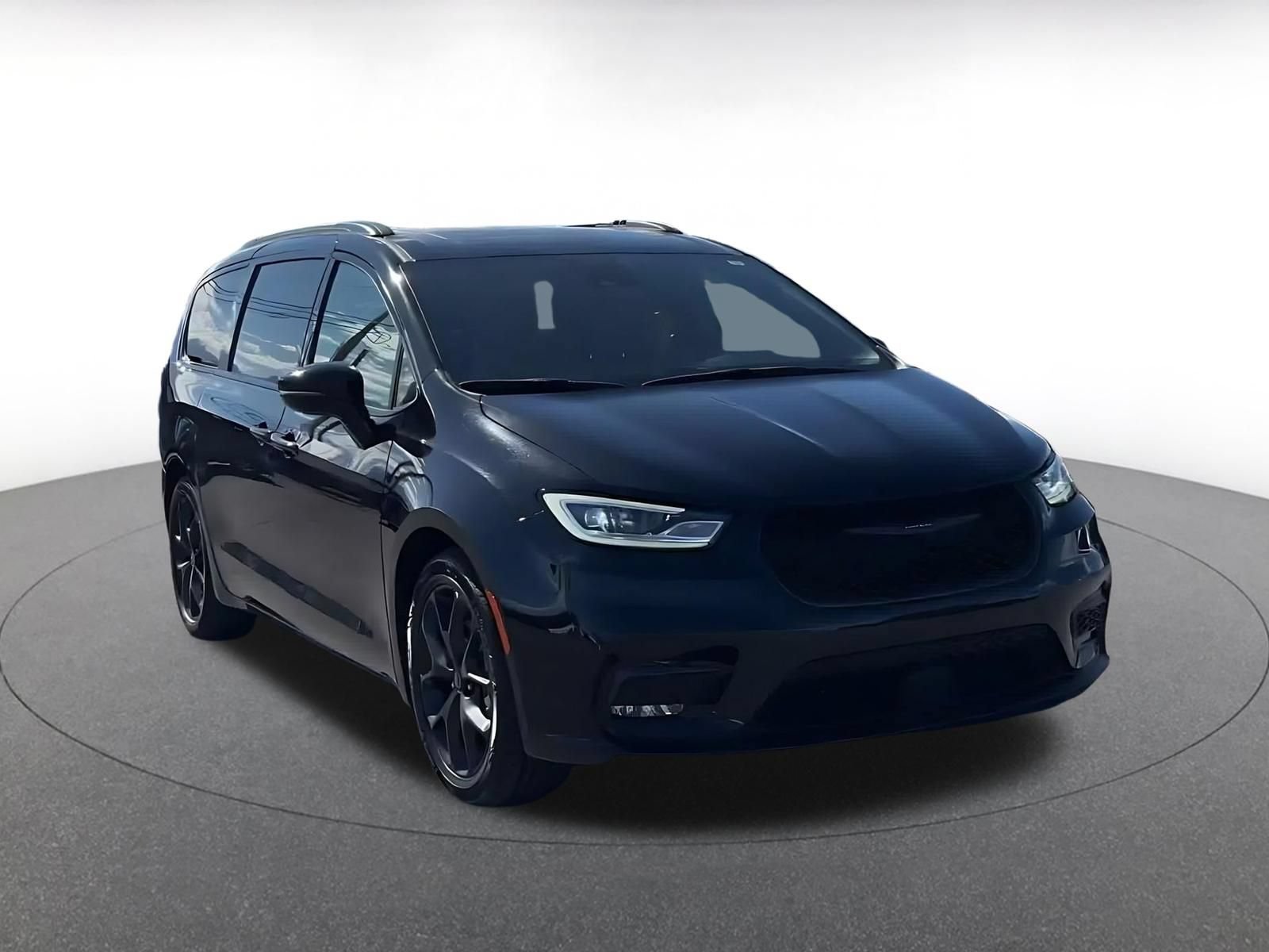 Used 2025 Chrysler Pacifica Limited FWD image 3