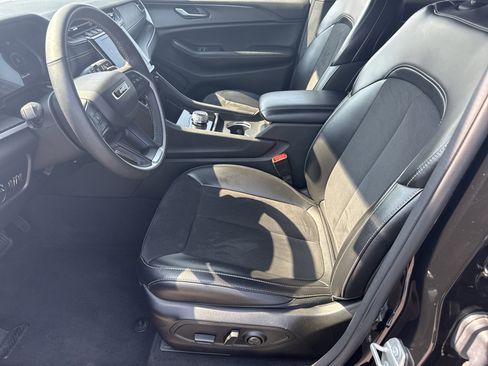 Used 2024 Jeep Grand Cherokee L Laredo image 10