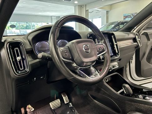 Used 2020 Volvo XC40 T4 R-Design FWD image 9
